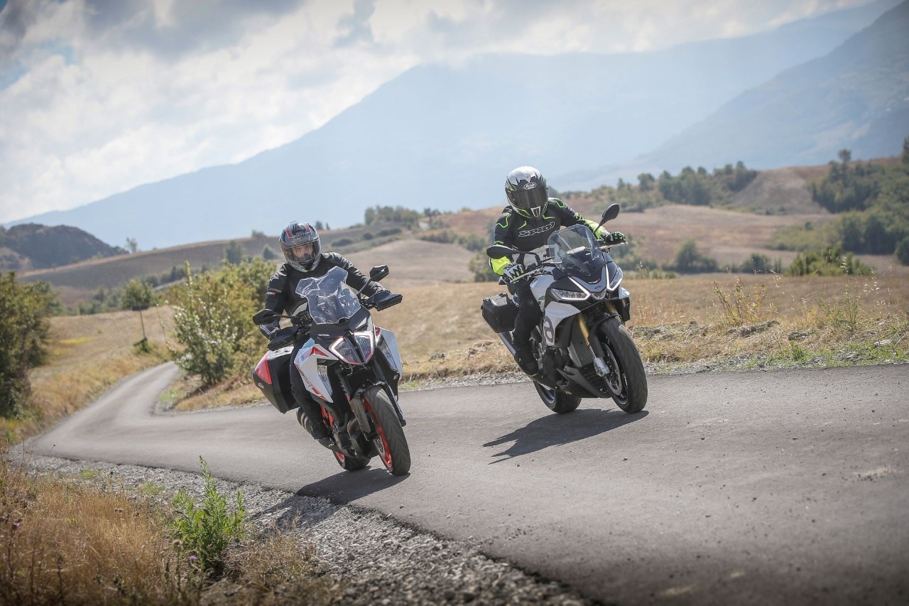 Aprilia Tuono V4 VS KTM 1290 Super Duke GT: la SFIDA delle hypernaked!